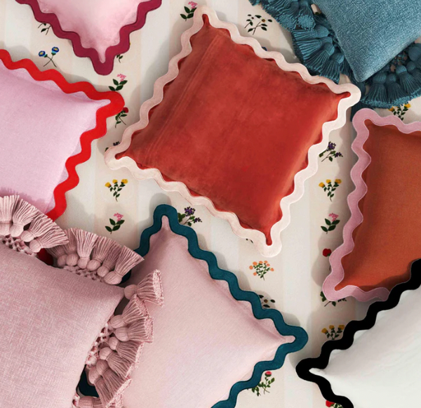 Cojín Scalloped Edge 24" Square Throw Pillow