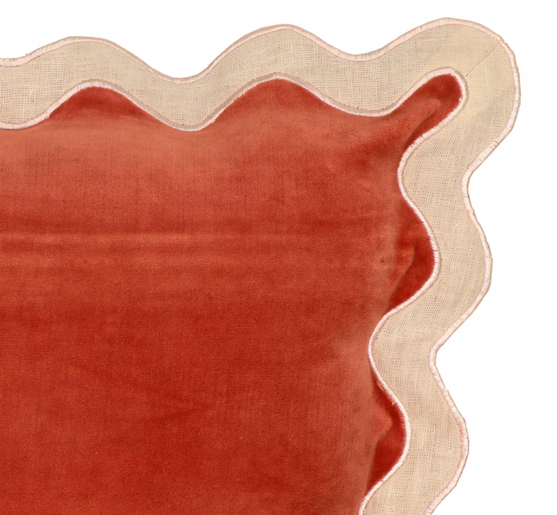 Cojín Scalloped Edge 24" Square Throw Pillow