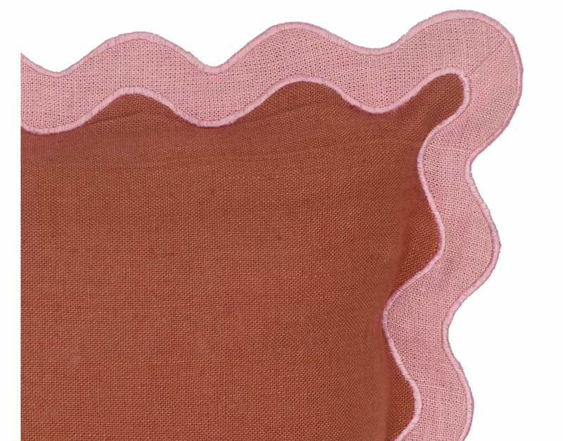 Cojín Scalloped Edge 24" Square Throw Pillow