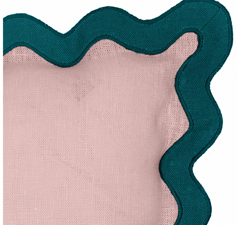 Cojín Scalloped Edge 24" Square Throw Pillow